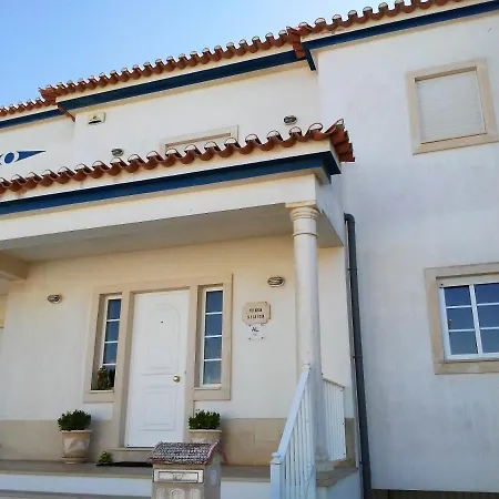 Hébergement de vacances House With 3 Bedrooms In Ferrel With Wonderful City View Enclosed Garden And Wifi Ferrel (Leiria)